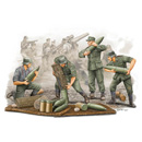 1/35 German Field Howitzer Gun Crew (on carrying)
